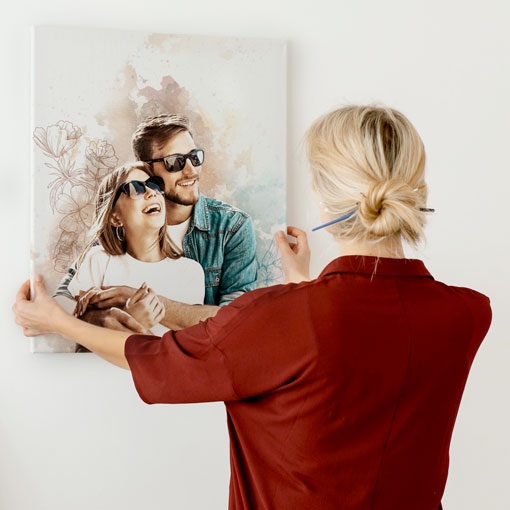 Frau, die ein auf Leinwand gedrucktes persönliches Porträt aufhängt